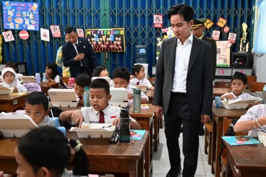 Gibran Rakabuming Raka Tinjau Makan Bergizi Gratis di SDN 03 Menteng